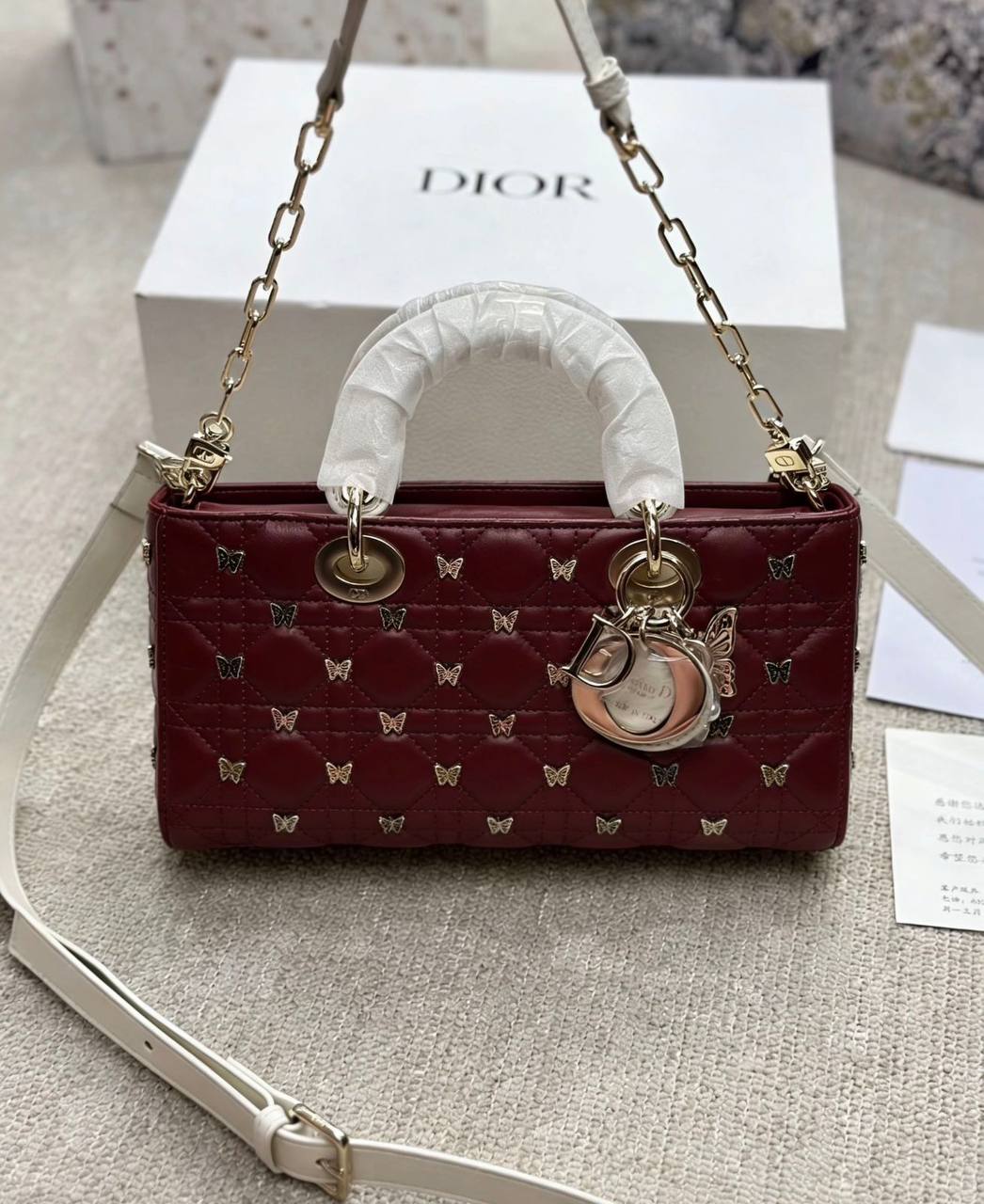 Dior
130 dhs✅
High quality 

with box
🎁🎁🎁

Zain35
♥️♥️♥️