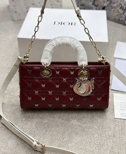 Dior
130 dhs✅
High quality 

with box
🎁🎁🎁

Zain35
♥️♥️♥️
