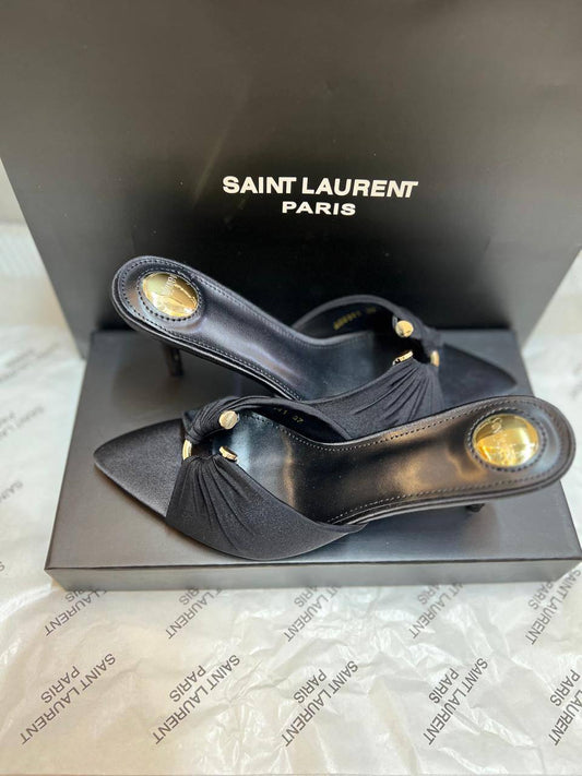 YSL 
OFFER PRICES
150 dhs🪙🌨️
SIZE 36-41

Zain88
♥️♥️♥️