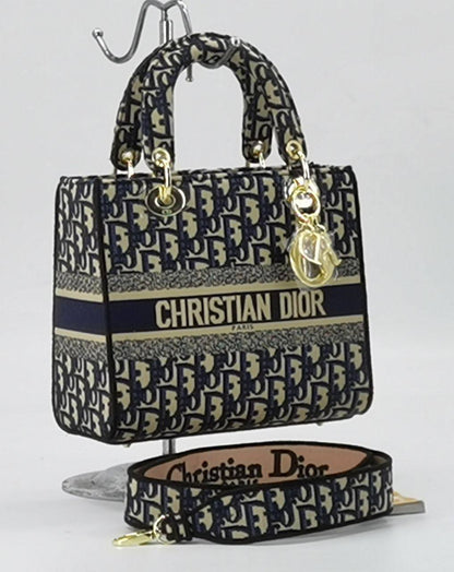 Dior

High quality

115 dhs❤️

with box
🎁🎁🎁

Zain136
♥️♥️♥️