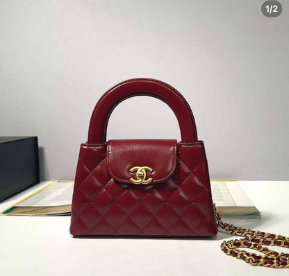 Chanel 
good quality, 
comes with box, 
🎁🎁🎁

size... 19* 13 cm 
90 dhs❣️

Zain12
♥️♥️♥️
