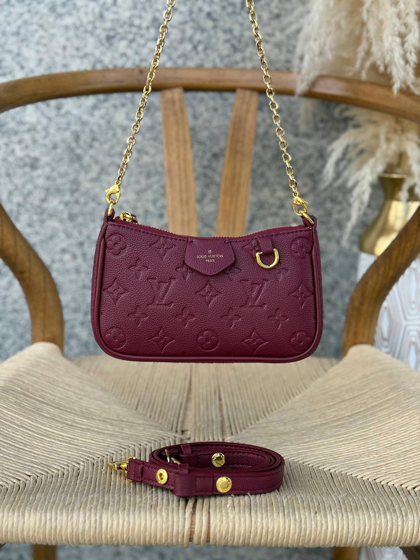LV
20cm
280 dhs❣️
Top quality 
With box🎁

Zain167
♥️♥️♥️