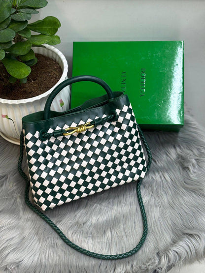 BOTTEGA
SIZE  ……… 25CM 🥰
110 dhs🇦🇪
with BOX🌷

Zain243
💓💓💓