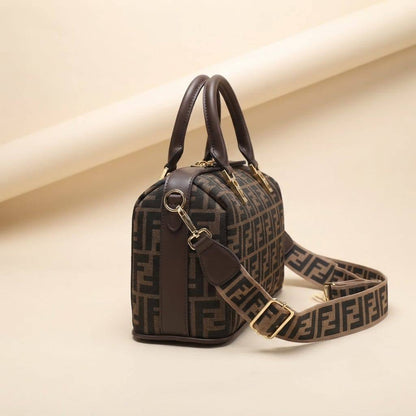 Fendi ʙᴏsᴛᴏɴ ʙᴀɢ
FF ᴊᴀᴄǫᴜᴀʀᴅ ғᴀʙʀɪᴄ
ᴡɪᴛʜ ʟᴏɴɢ ᴛʀɪᴍ ʙᴇʟᴛ sᴛʀᴀᴘ
sɪᴢᴇ : 26 cm

80 dhs💛

Zain31
♥️♥️♥️