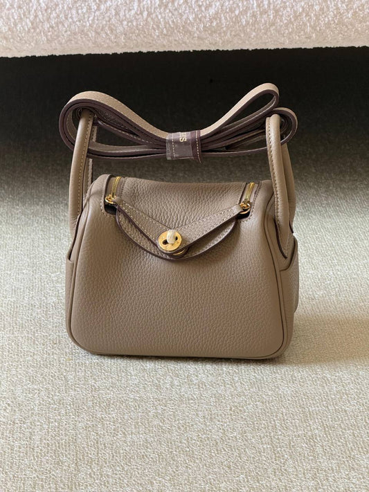 Hermes 

mini lindy 18cm💕

master quality😍

with box❤️
340 dhs✅

Zain52
♥️♥️♥️