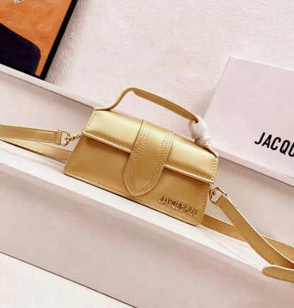 JACQUEMUS 
NEW CAME 

WITH BOX  🎁🎁🎁

105 dhs💓
*Size 20cm*

Zain39
♥️♥️♥️