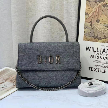 Dior 
27cm stock ✨👆🏾

With box
🎁🎁🎁

115 dhs🪙🌺

Zain168
♥️♥️♥️