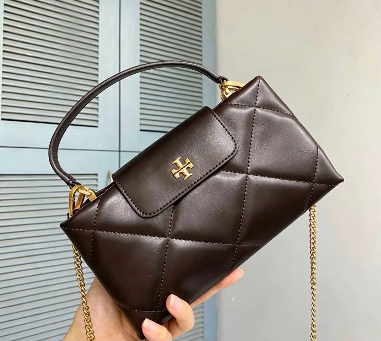 Tory Burch
110 dhs💓
Size：22CM
Material：shiny and mate 
Good-quality with box

Zain35
♥️♥️♥️
