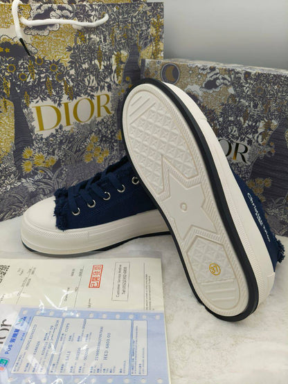 DIOR SHOES 
GOOD QUALITY 
105 dhs👑

Zain40
♥️♥️♥️