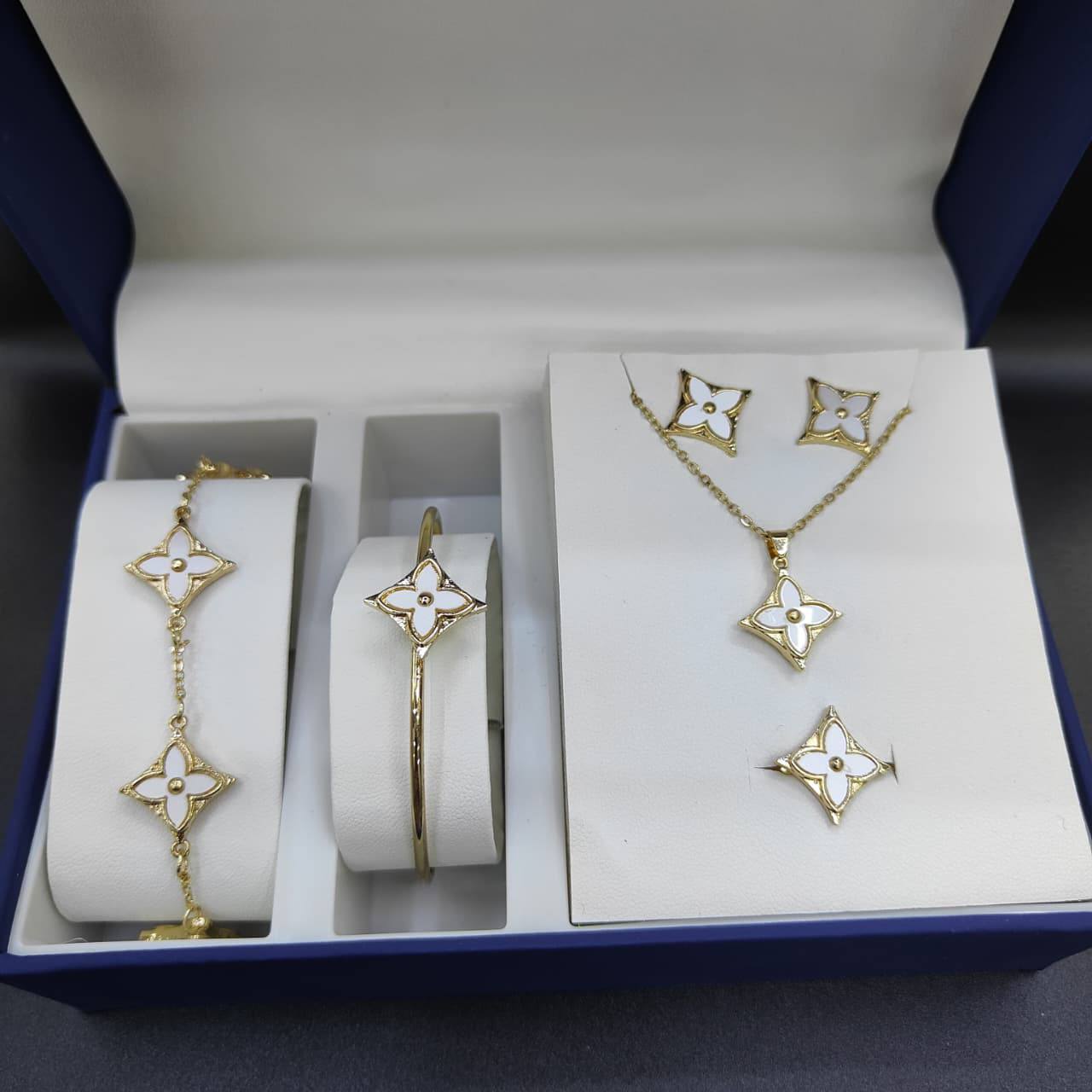 VCA set 
With box 
🎁🎁🎁

60 dhs✅

Zain25
♥️♥️♥️