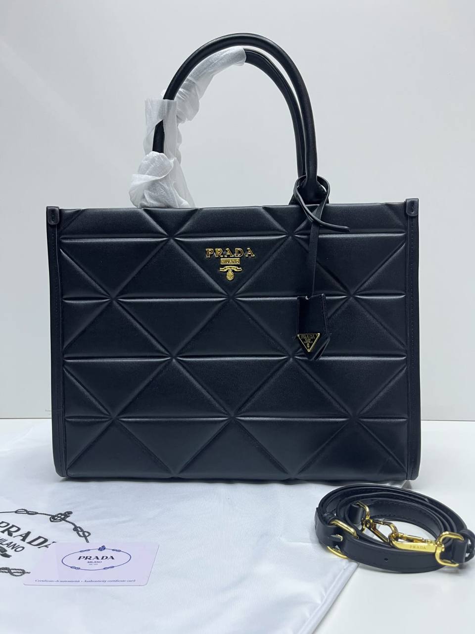 Prada 
100 dhs✅
size 37×10×29 cm

Zain213
♥️♥️♥️