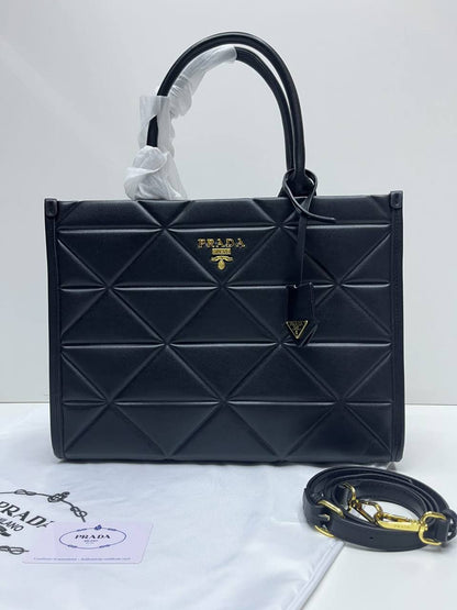 Prada 
100 dhs✅
size 37×10×29 cm

Zain213
♥️♥️♥️