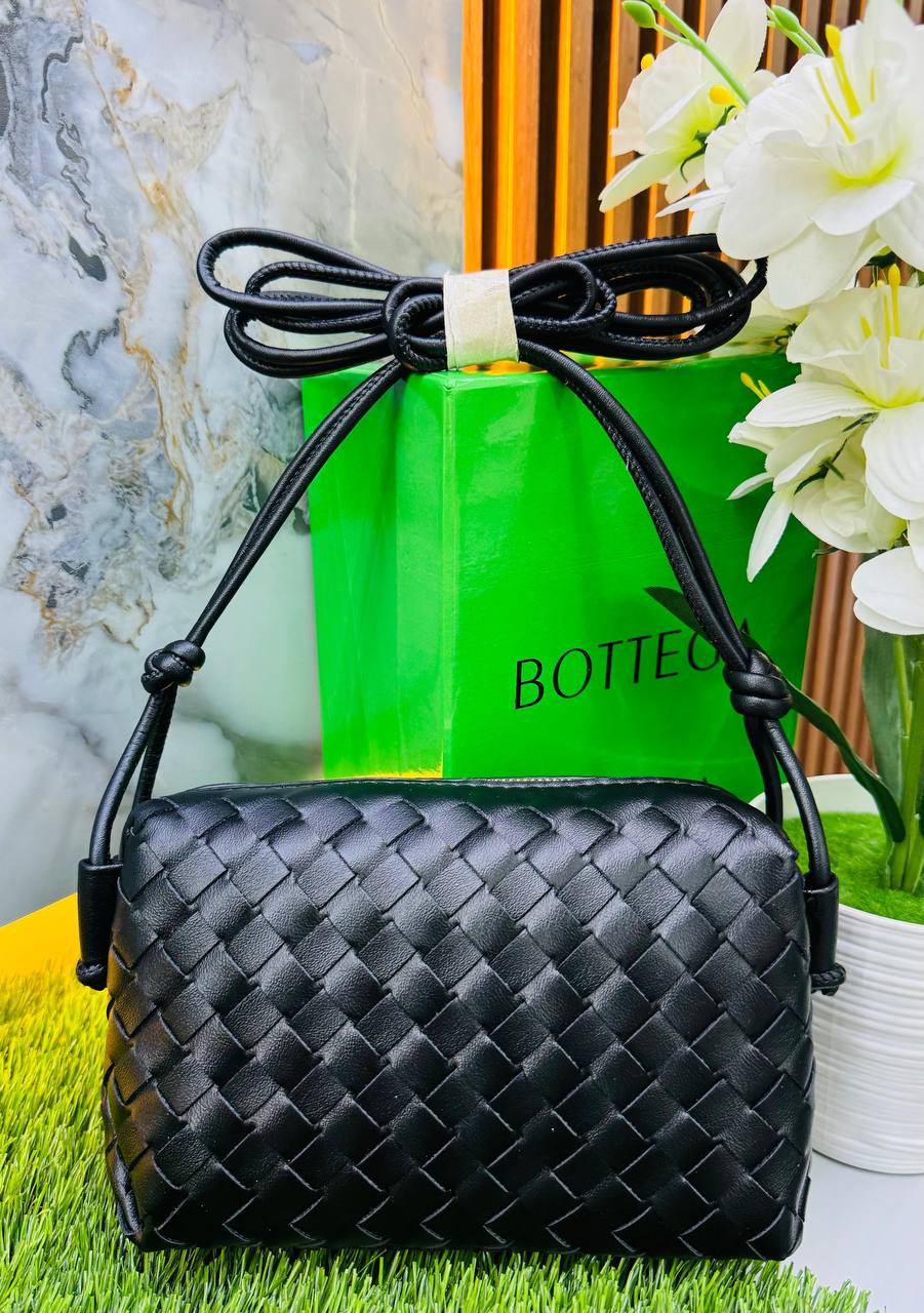 BOTTEGA 

90 dhs🪙💕

with box
🎁🎁🎁

Zain190
♥️♥️♥️