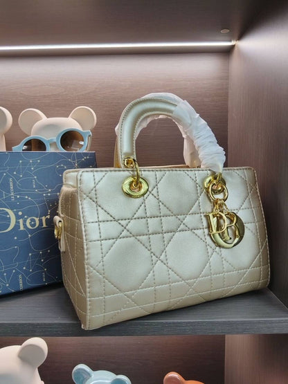 DIOR 
WITH BOX 🎁🎁🎁

125 dhs✅

Zain169
♥️♥️♥️