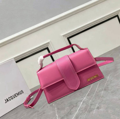 JACQUEMUS
 COPY ONE
WITH BOX BIG SIZE  
250 dhs✅
Leather 

Zain39
♥️♥️♥️