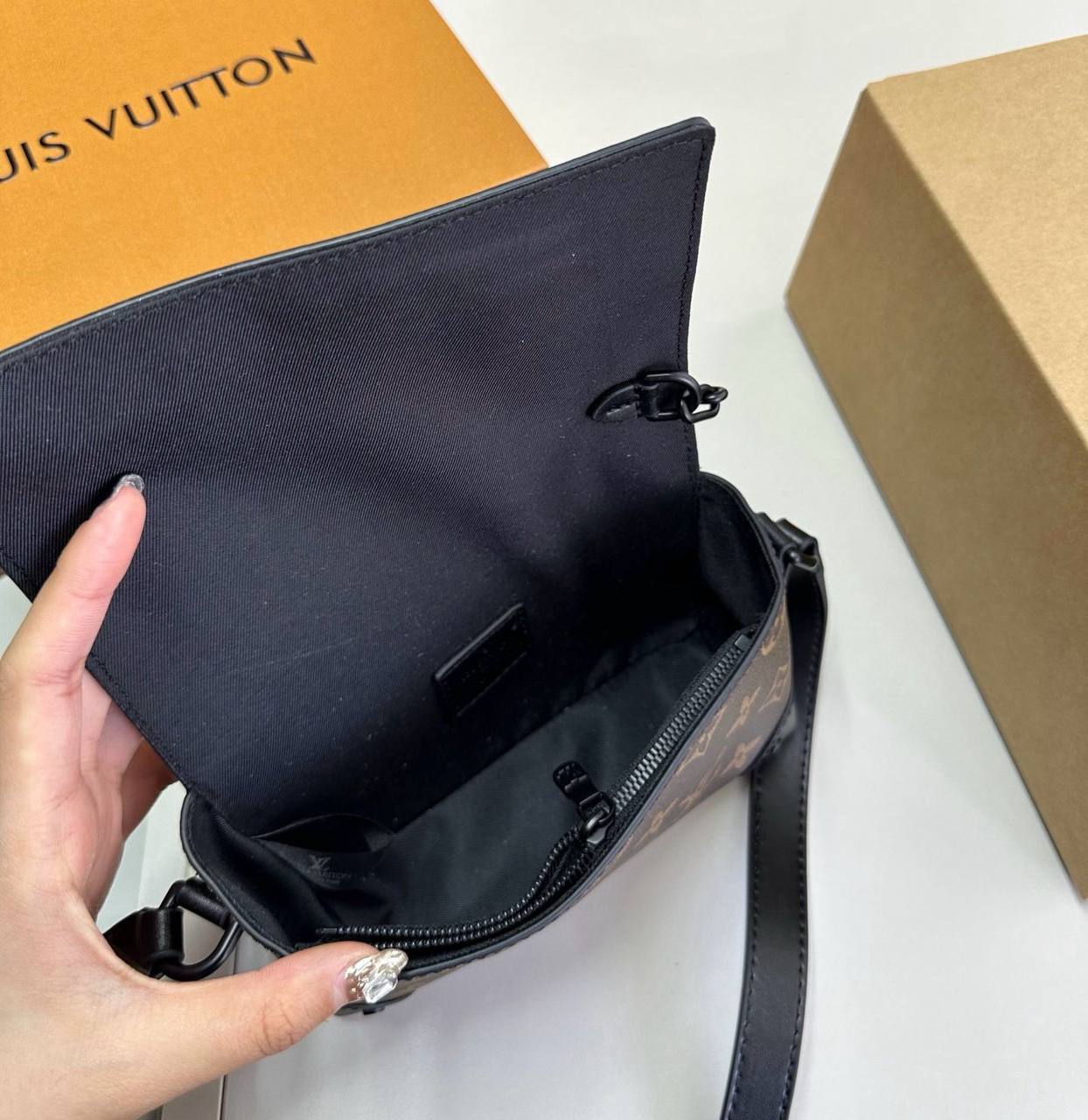 LV
 UNISEX GOOD QUALITY 

WITH BOX
🎁🎁🎁

90 dhs✅

Zain295
♥️♥️♥️