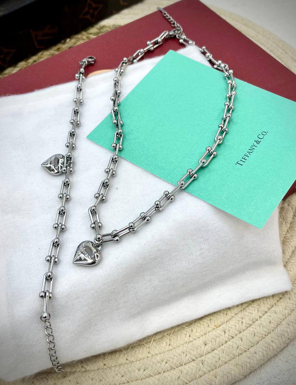 Stainless steel 🔥*
Non tarnish 💯
Necklace ❤️‍🔥
Bracelet 🌸
With normal boxes 🗃️ 
And paper bag🛍️
45 dhs🪙🌨️

Zain216
♥️♥️♥️