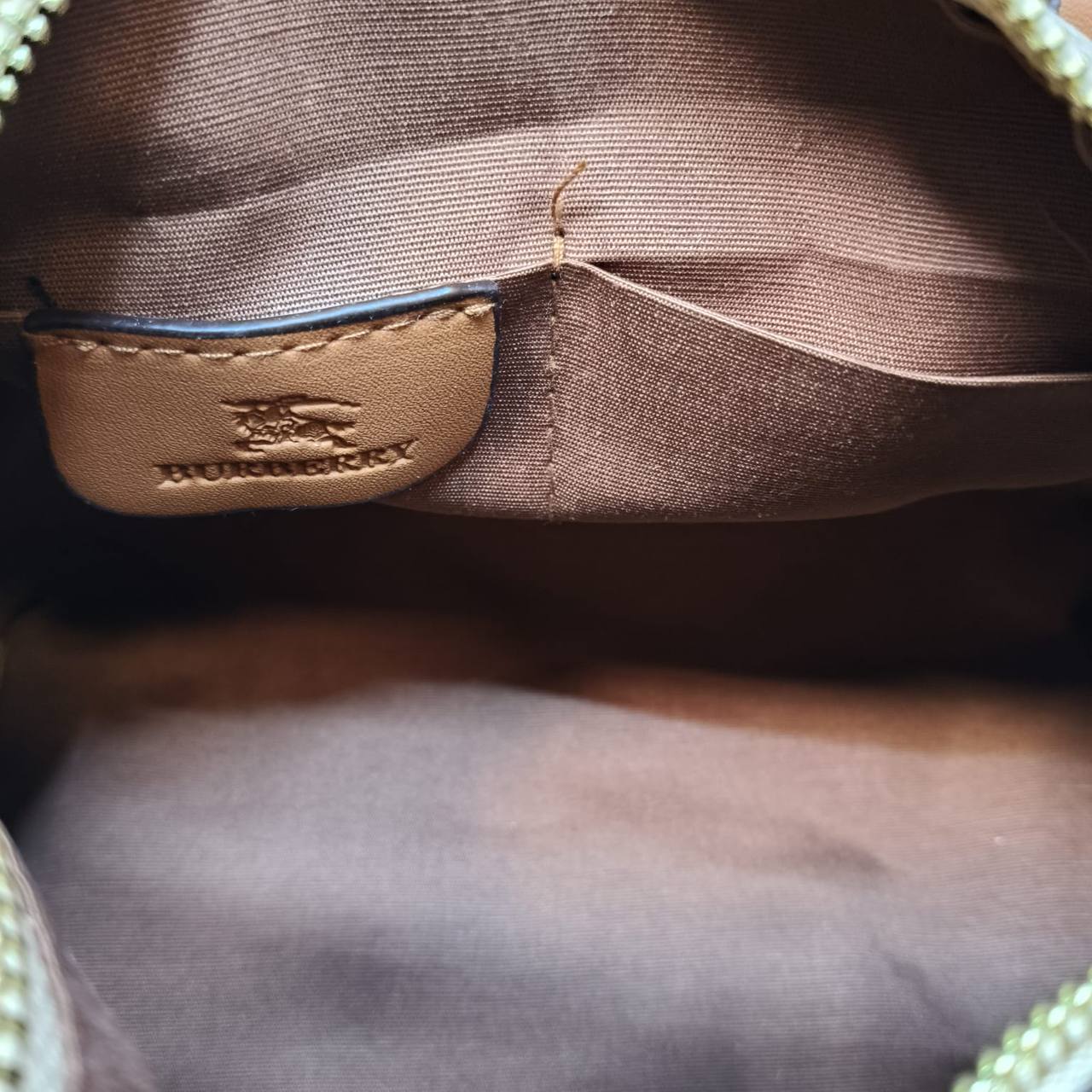 Burberry  ʙᴏᴡʟɪɴɢ ʙᴀɢ
sᴘᴇᴇᴅʏ ᴛᴏᴘ ʜᴀɴᴅʟᴇ ʙᴀɢ
ᴡɪᴛʜ ᴛᴡɪʟʟʏ /ʀɪʙʙᴏɴ ʟᴀᴄᴇ
ɢᴏʟᴅ ʜᴀʀᴅᴡᴀʀᴇ

  ✦ sɪᴢᴇ SMALL ᴘʀɪᴄᴇ :*70 ᴅʜs* 
  ✦ sɪᴢᴇ MEDIUM ᴘʀɪᴄᴇ : *75 ᴅʜs*

Zain31
♥️♥️♥️