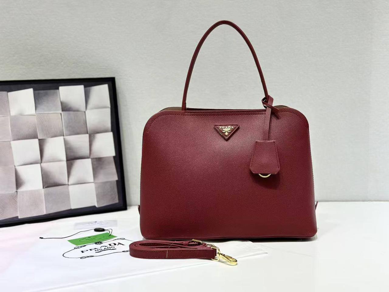 Prada 

size 32 cm 

good quality 

115 dhs🇦🇪

Zain278
♥️♥️♥️