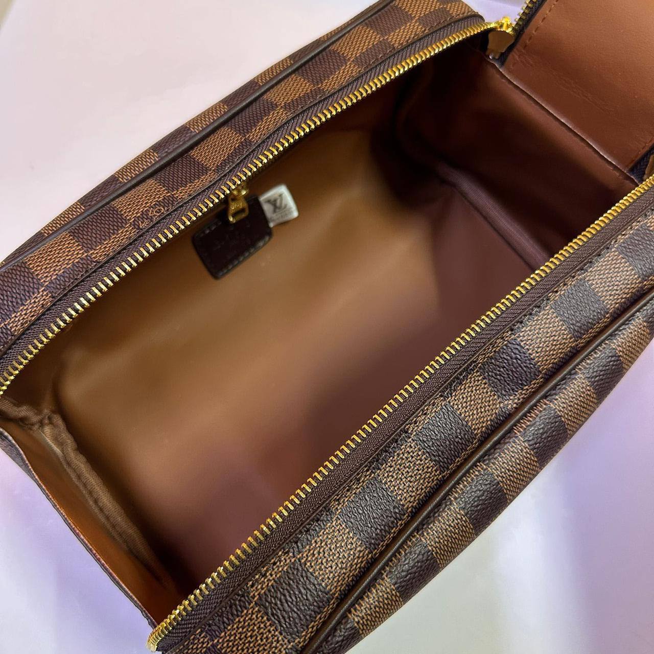 LOUIS VUITTON 
FOR MAN 
HAND BAG 
GOOD QUALITY 
WITH BOX 

80 dhs🇦🇪🇦🇪

Zain17
♥️♥️♥️