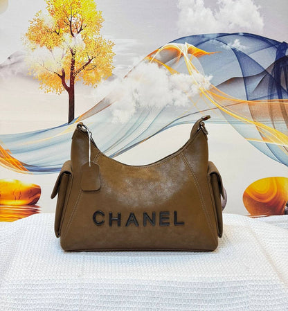 Chanel 
Best quality 
95 dhs✅
size 30 cm

Zain290
♥️♥️♥️