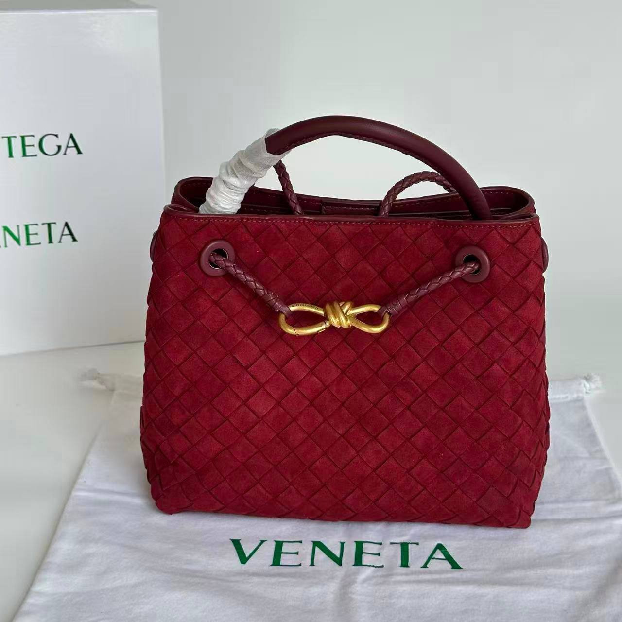 Bottega 
   23 Cm 
340 dhs🪙🌨️
Good Quality

Zain131
♥️♥️♥️