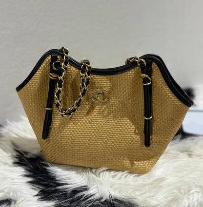Chanel 
Master
270 dhs🇦🇪

Zain228
♥️♥️♥️