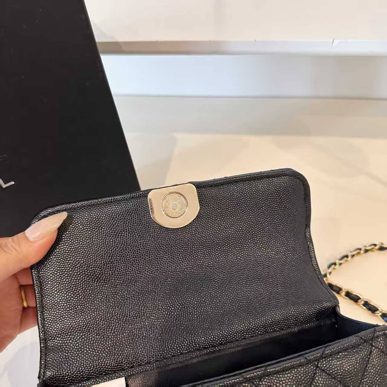 Chanel
105 dhs✅  
Size:19*6*12
with box

Zain07
♥️♥️♥️