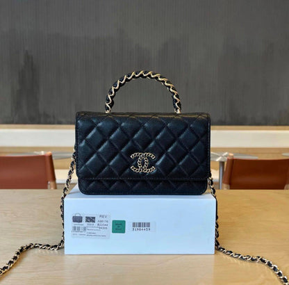 Chanel
100 dhs✅
size：22cm
good-quality 

with box🎁🎁🎁

Zain35
Zain26
♥️♥️♥️