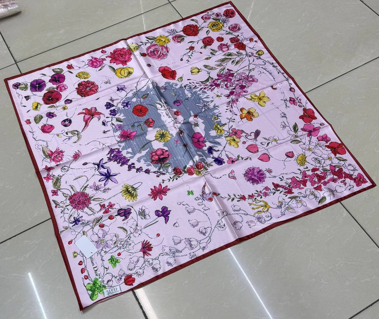 Silk square scarf 
40 dhs🪙💚

Zain93
♥️♥️♥️