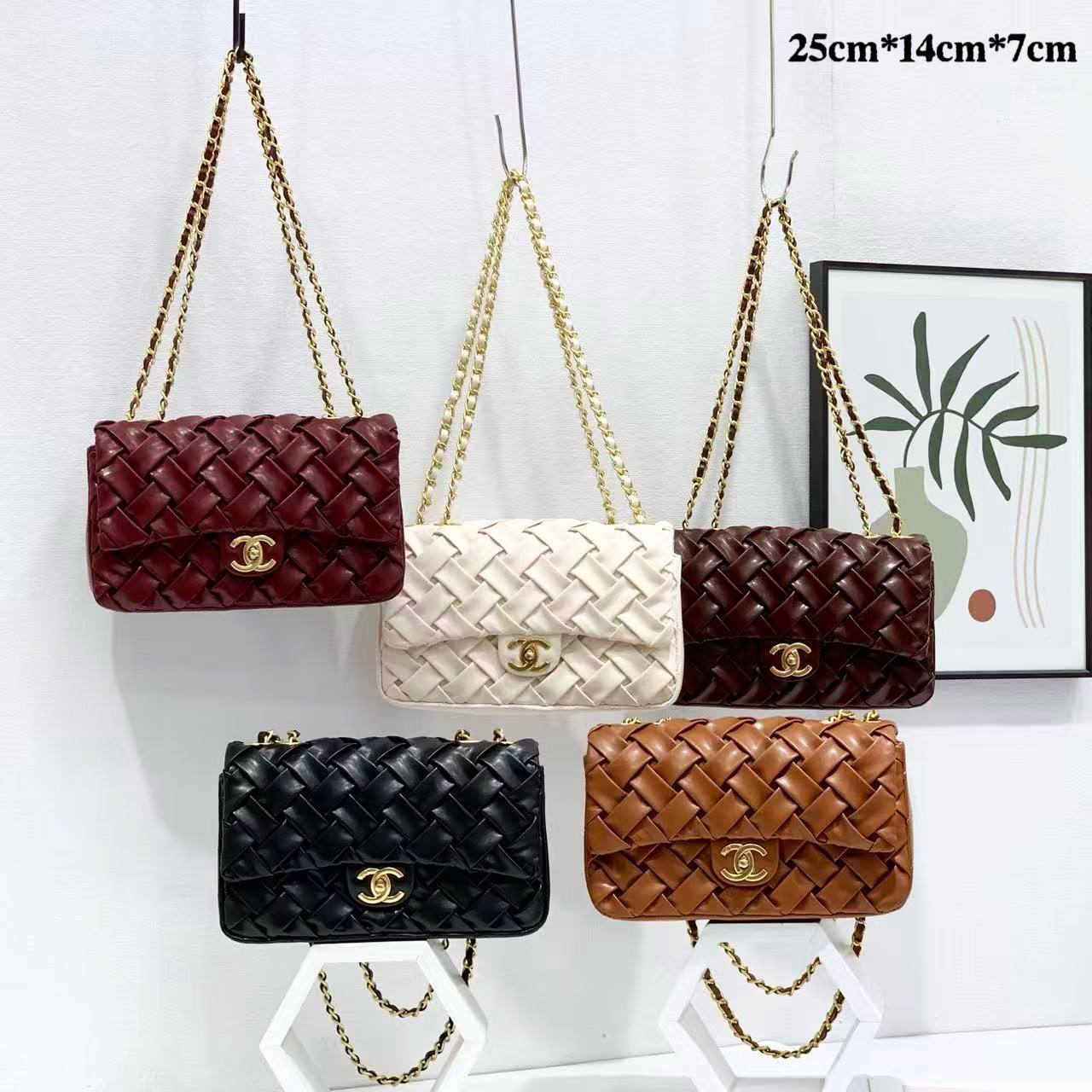 CHANEL COPY ONE NEW CAME WITH BOX 
130 dhs🇦🇪🇦🇪

Zain295
♥️♥️♥️