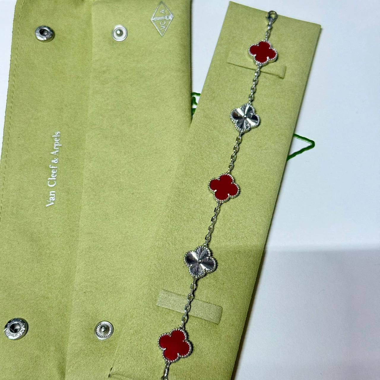 VCA ❤️‍🔥*
Bracelet 🐦‍🔥
Super master quality 💯
With normal boxes 📦 
65 dhs🪙🌨️
With master box 🗃️ 
105 dhs🪙🌨️

Zain216
♥️♥️♥️