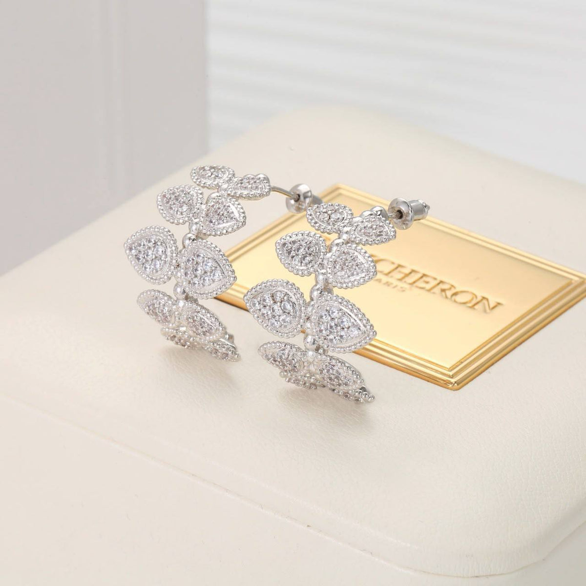 BOUCHERON SET😍
Necklace ❤️‍🔥
Earring 🐦‍🔥
Bangle 🦋
Ring 💍 available size👇
6,7,8,9
Master quality 💯

With normal boxes 📦 
330 dhs🇦🇪🇦🇪

With good box 🗃️ 
345 dhs 🇦🇪🇦🇪

Zain216
♥️♥️♥️