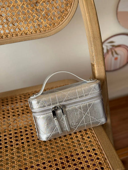 New Collection✨✨✨
DIOR
19cm
340 dhs🇦🇪🇦🇪
*MASTER QUIETLY*
With box🎁

Zain167
♥️♥️♥️