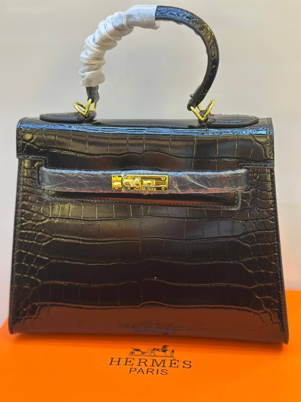 Hermes
Good quality 
Size 25cm
110 dhs✅
With box 📦🔥

Zain70
♥️♥️♥️