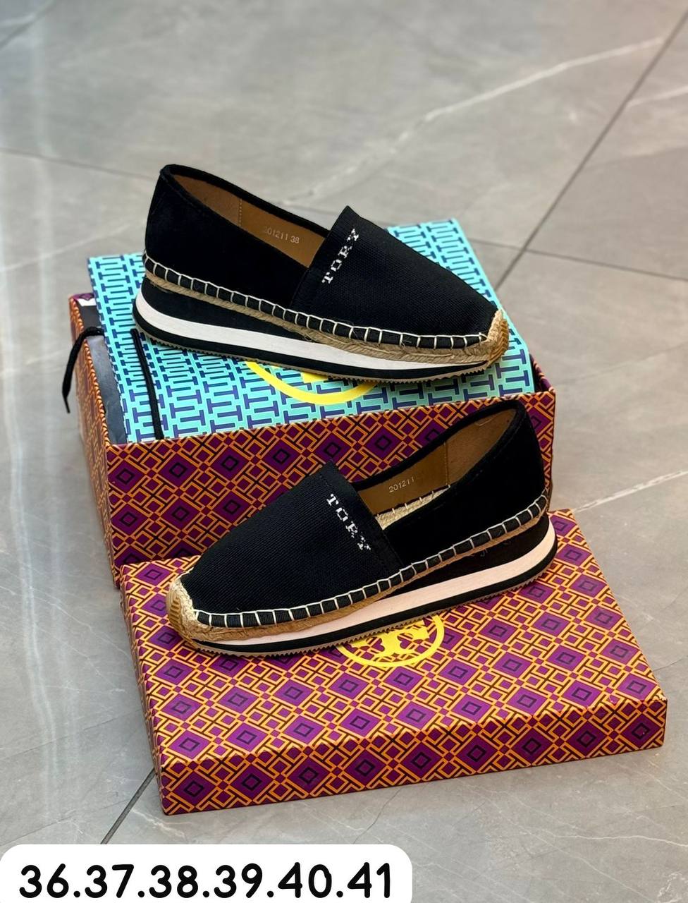 Tory shoes 

   Size  .Write in photos

85 dhs✅

Zain80
♥️♥️♥️