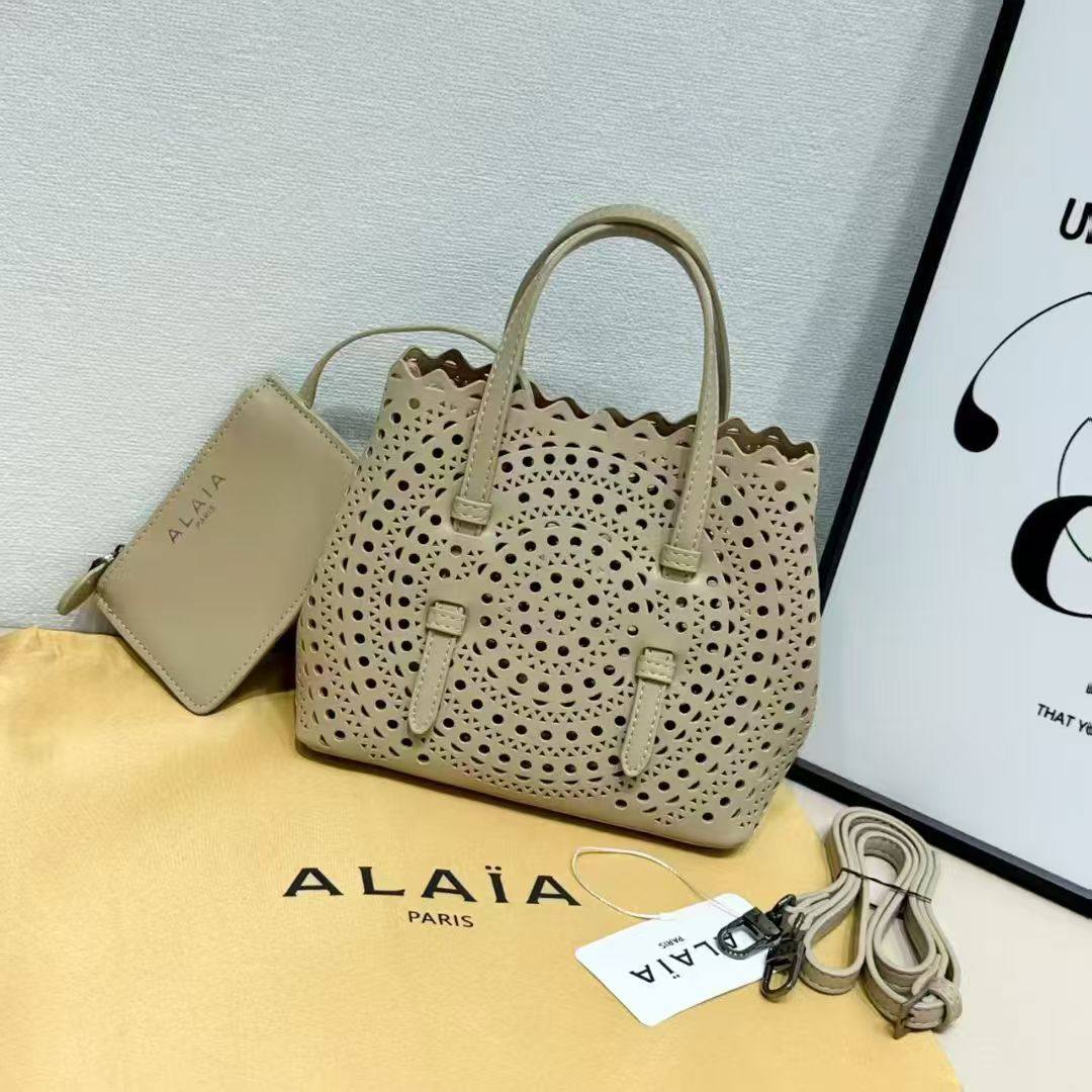 Alaia
95 dhs🪙💕

Withbox
🎁🎁🎁

Zain143
♥️♥️♥️