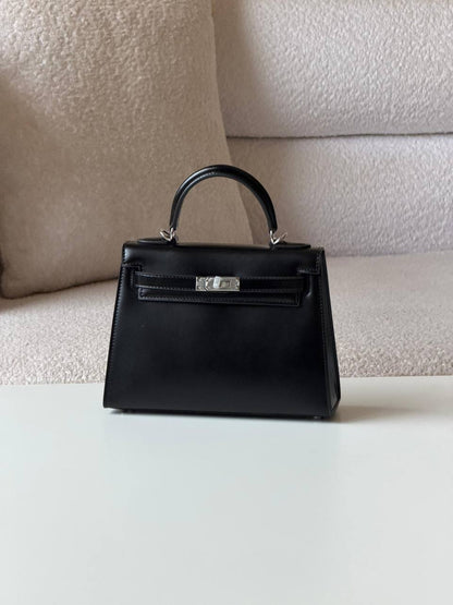 Hermes kelly box 22 cm💥Master quality ✅with box📦
400 dhs💓

Zain52
♥️♥️♥️
