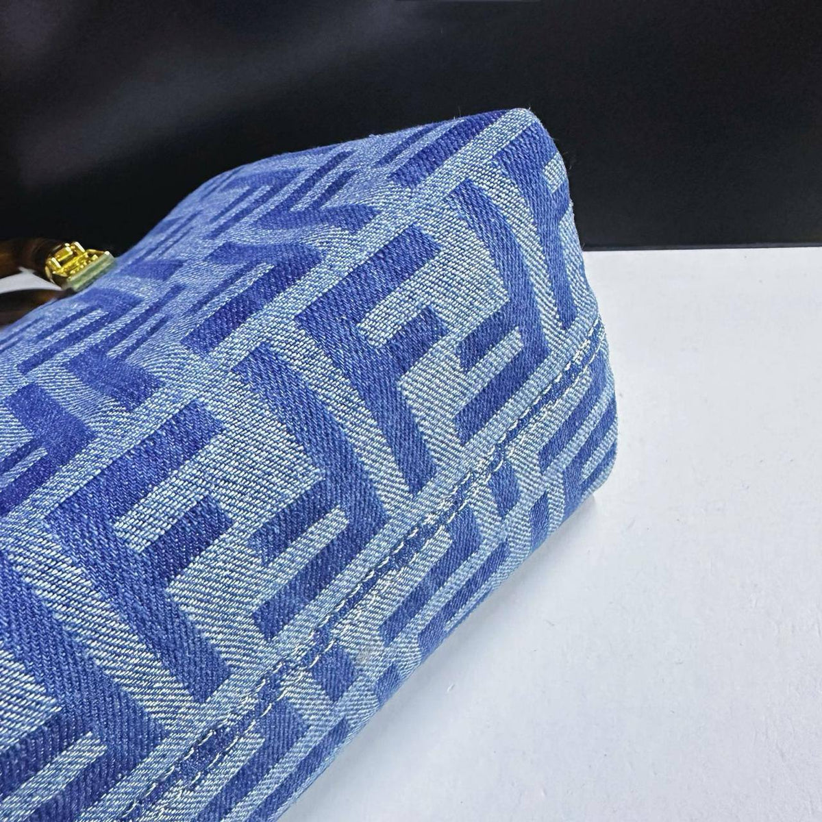 FENDI 

NEW CAME 
GOOD QUALITY 
WITH BOX 
100 dhs🇦🇪🇦🇪

Zain295
♥️♥️♥️