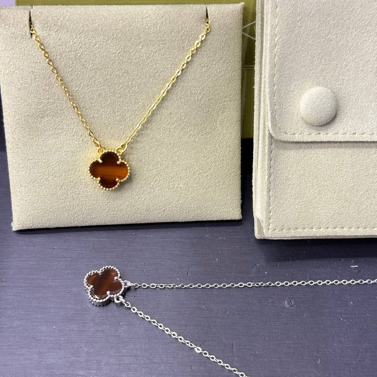 VCA ❤️‍🔥*
Necklace ✨
Stainless Steel 💯
With black boxes 📦 
20 dhs💓
With normal boxes 🗃️ 
And paper bag🛍️
30 dhs💓

Zain216
♥️♥️♥️