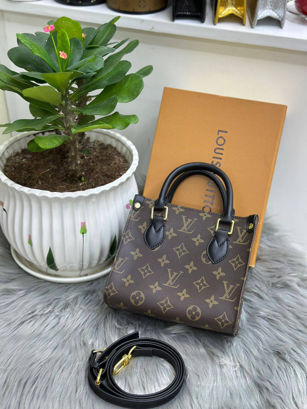 LV
SIZE  ……… 18CM🥰
90 dhs🪙🌨️

with BOX🌷
🎁🎁🎁

Zain244
♥️♥️♥️