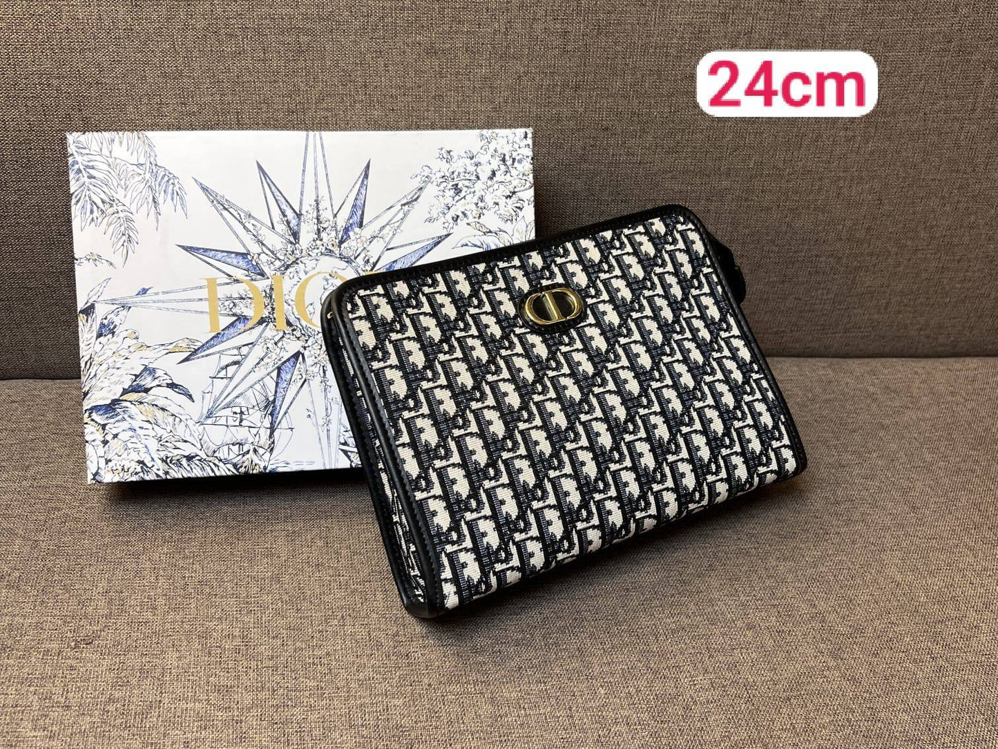 Clutch Bags
70 dhs✅
with box

Zain26
♥️♥️♥️