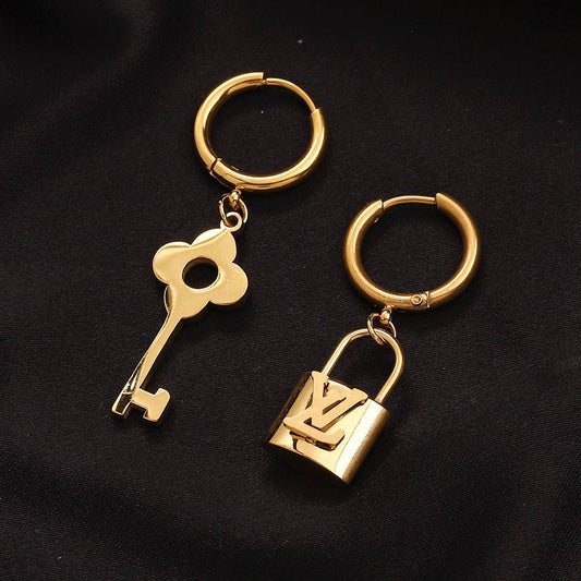 New arrival branded earrings 
30 dhs🪙💚/ pair without box 
40 dhs🪙💚/ pair with branded box

Zain243
♥️♥️♥️