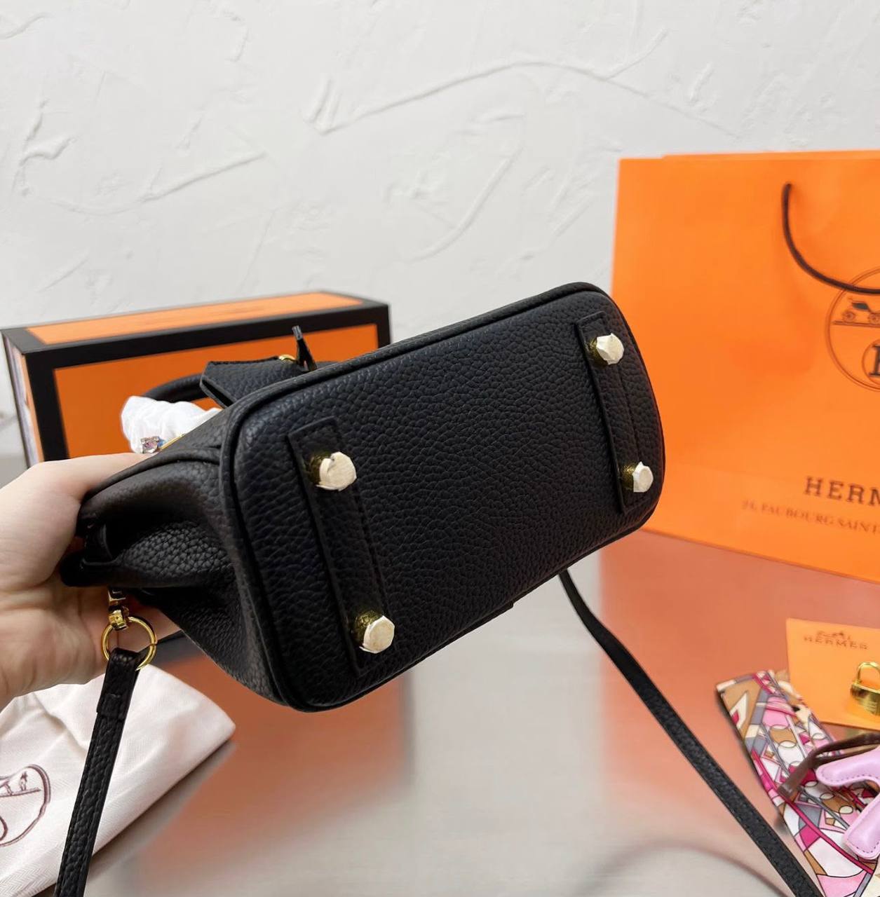 HERMES BIRKIN SMALL SIZE GOOD QUALITY WITH BOX 
110 dhs🇦🇪🇦🇪

Zain295
♥️♥️♥️