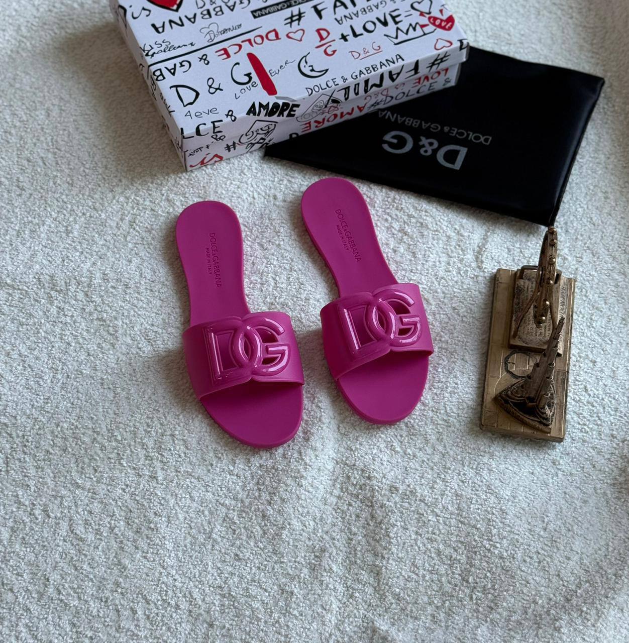 New. D&G slipper 

  Size  .  36.  to 41

75 dhs🇦🇪

Zain80

اطلبوه من الوتس المثبت في الأعلى👆🏻👆🏻

تواصلو معنا 👈🏻 Zain 
For order WhatsApp pinned 👆🏻

♥️♥️♥️