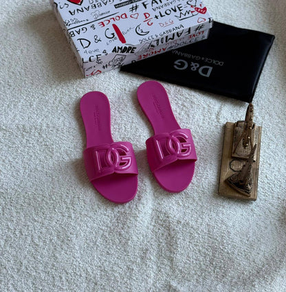 New. D&G slipper 

  Size  .  36.  to 41

75 dhs🇦🇪

Zain80

اطلبوه من الوتس المثبت في الأعلى👆🏻👆🏻

تواصلو معنا 👈🏻 Zain 
For order WhatsApp pinned 👆🏻

♥️♥️♥️
