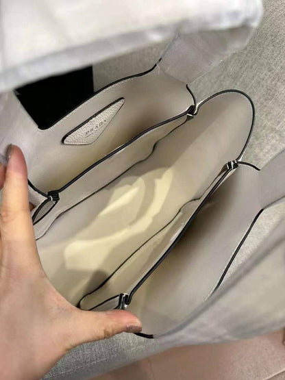 🎉 Offer 🎊  Prada / Bottega
Good quality 
Size : 25 * 22 cm
70 dhs🪙🌺
Limit Stock

Zain115
♥️♥️♥️