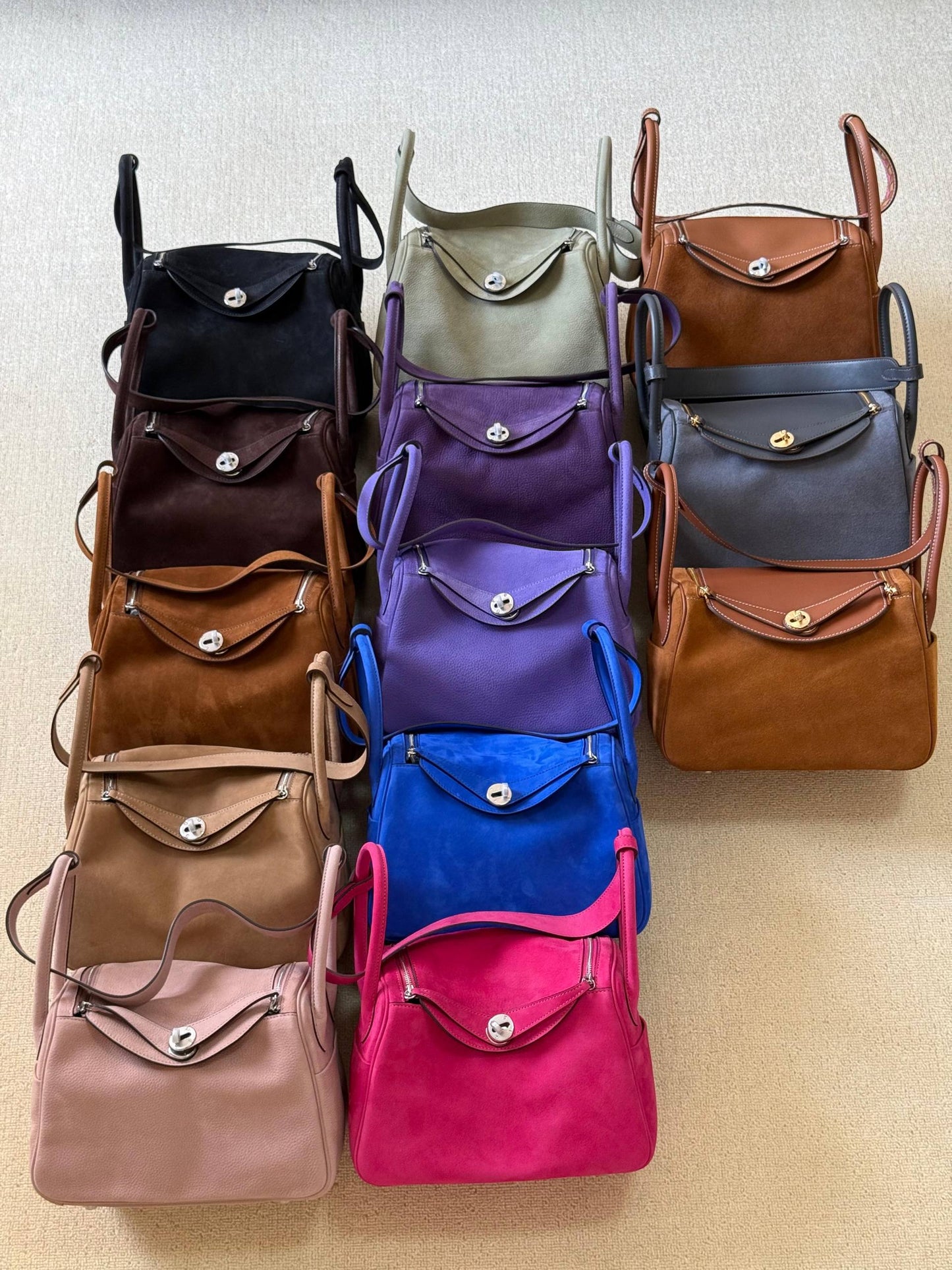 Hermes
lindy 26cm💥Master quality ✅with box📦
610 dhs❣️

Zain52
♥️♥️♥️