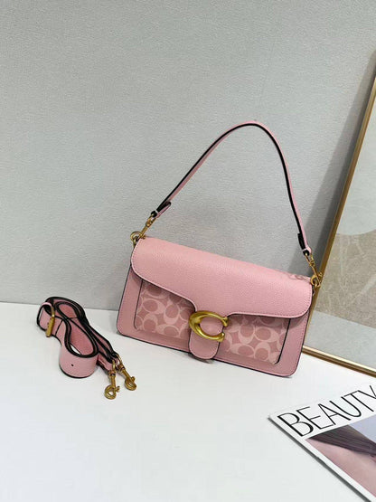 Coach
 with box
🎁🎁🎁

size :26×14.5×8  
100 dhs❣️

Zain114
♥️♥️♥️