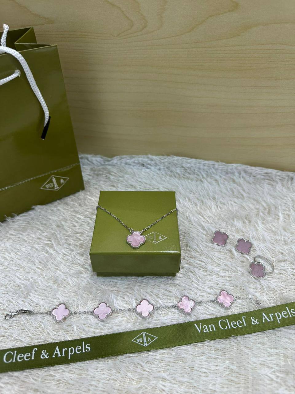 VCA SET ❤️‍🔥*
Necklace 🌸
Earring ✨
Bracelet 🍁
Ring 💍 free size ❣️
Stainless Steel 💯
Non tarnish 💯
With normal boxes 📦 
45 dhs🪙🌨️
With master box 🗃️ 
80 dhs🪙🌨️

Zain216
♥️♥️♥️